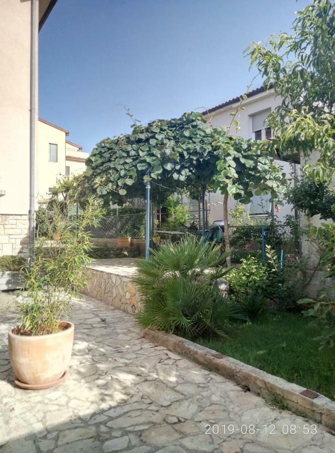 Apartman Vivian Pula Buitenkant foto